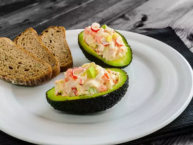 Avocats farcis au crabe, riz et mayonnaise maison – une entrée fraîche et savoureuse